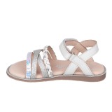 Sandalia en piel con tiras y cierre de velcro