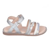 Sandalia en piel con tiras y cierre de velcro