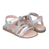 Sandalia en piel con tiras y cierre de velcro