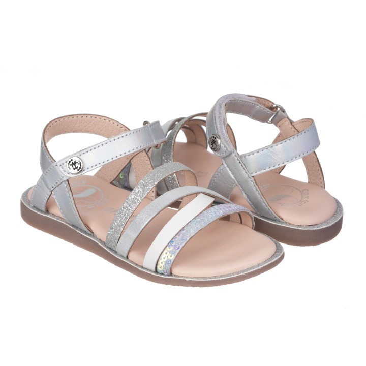 Sandalia en piel con tiras y cierre de velcro