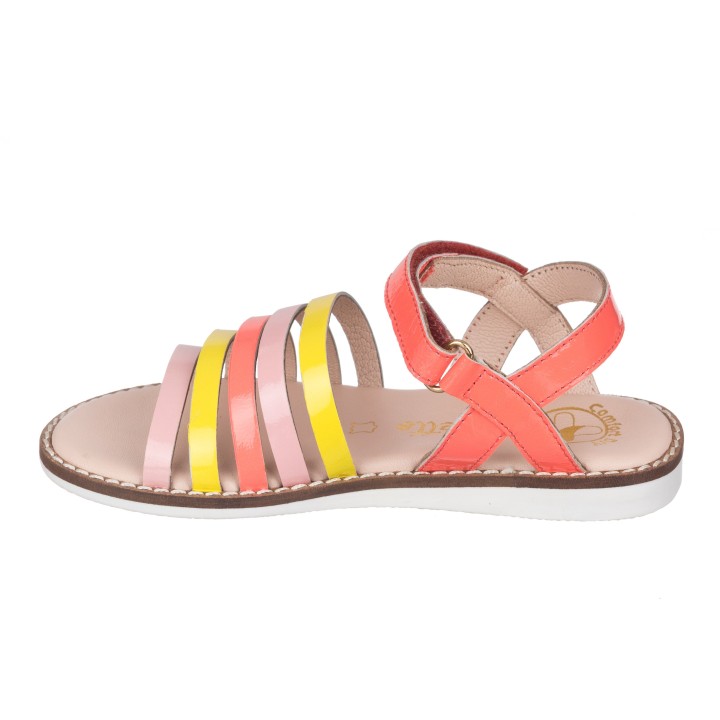 Sandalia en piel para niña colores con cierre de velcro para fácil ajuste.