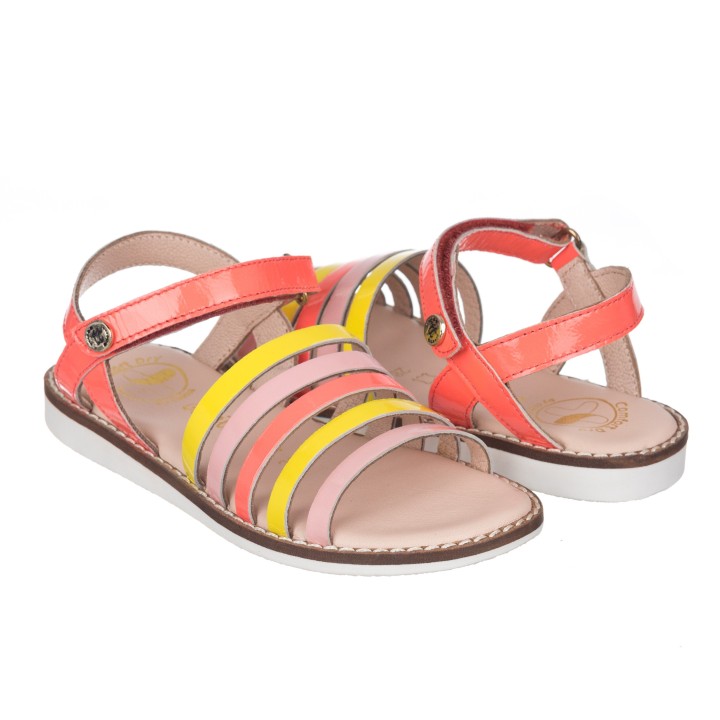 Sandalia en piel para niña colores con cierre de velcro para fácil ajuste.