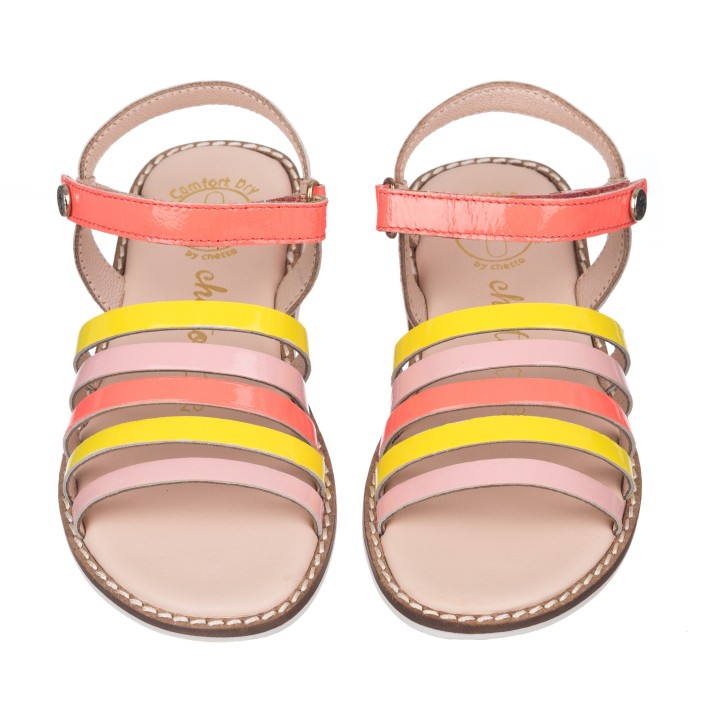Sandalia en piel para niña colores con cierre de velcro para fácil ajuste.