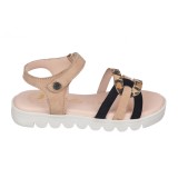 Sandalia toda en piel con suela hiper flexible.