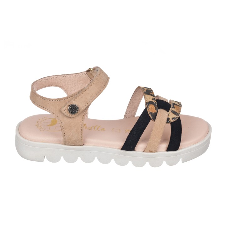 Sandalia toda en piel con suela hiper flexible.