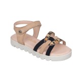 Sandalia toda en piel con suela hiper flexible.