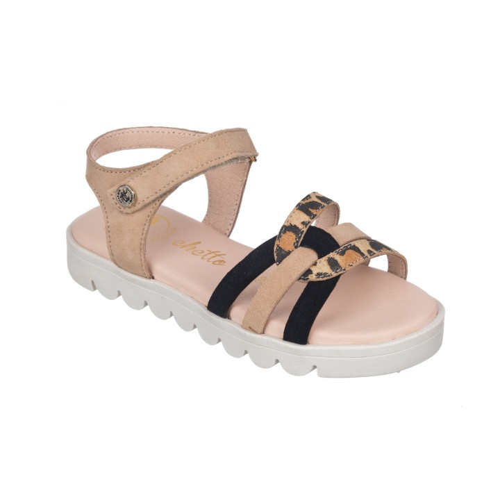 Sandalia toda en piel con suela hiper flexible.