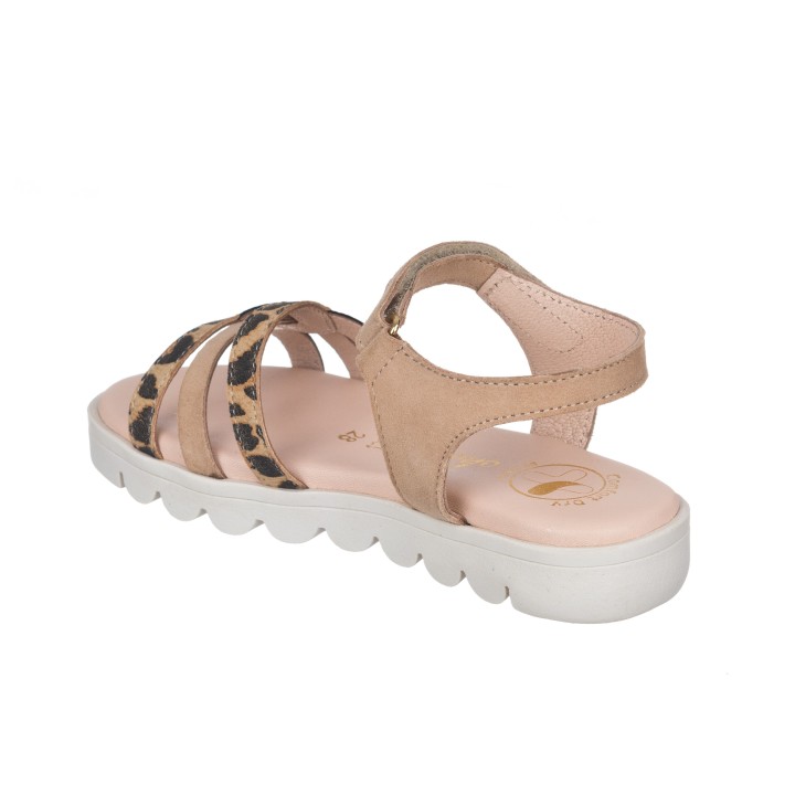 Sandalia toda en piel con suela hiper flexible.