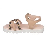 Sandalia toda en piel con suela hiper flexible.
