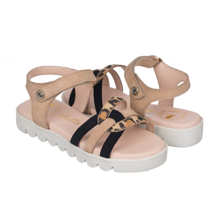 Sandalia toda en piel con suela hiper flexible.