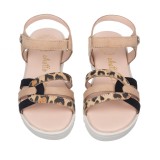 Sandalia toda en piel con suela hiper flexible.