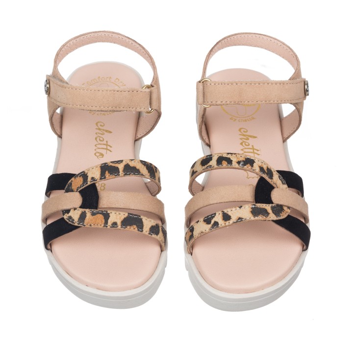 Sandalia toda en piel con suela hiper flexible.