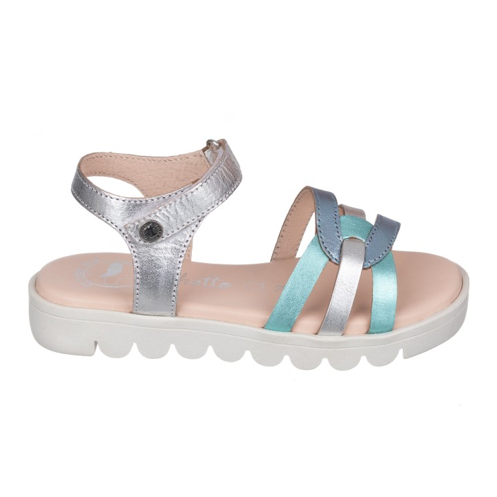 Sandalia toda en piel con suela hiper flexible.