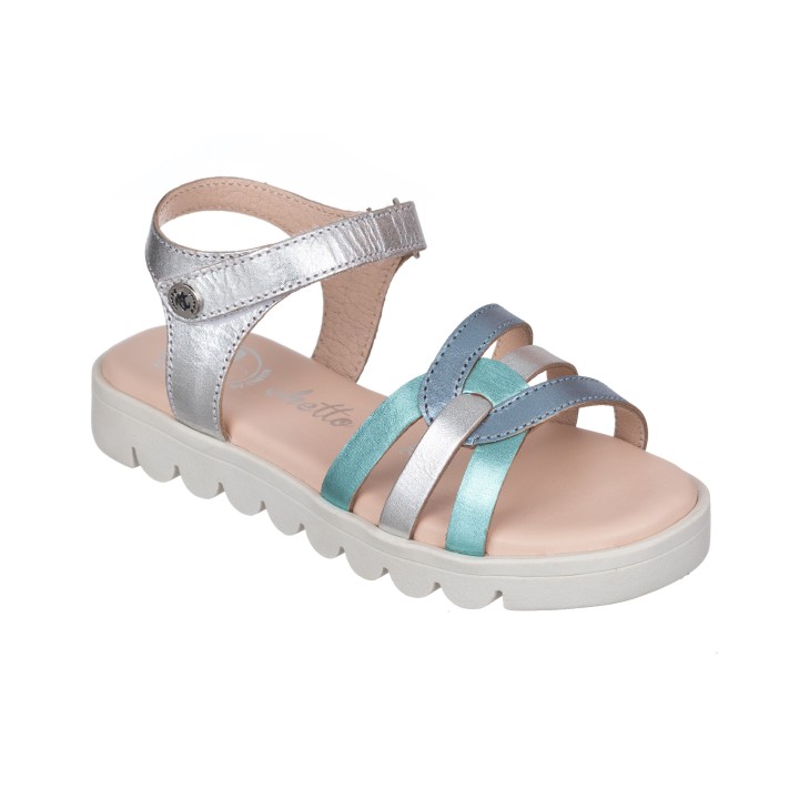 Sandalia toda en piel con suela hiper flexible.