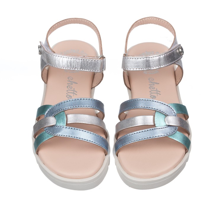 Sandalia toda en piel con suela hiper flexible.