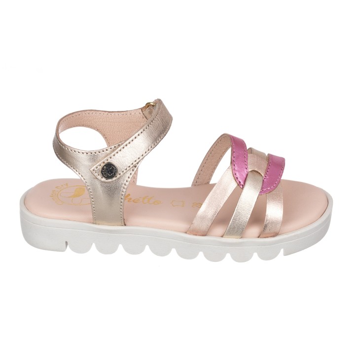 Sandalia toda en piel con suela hiper flexible.