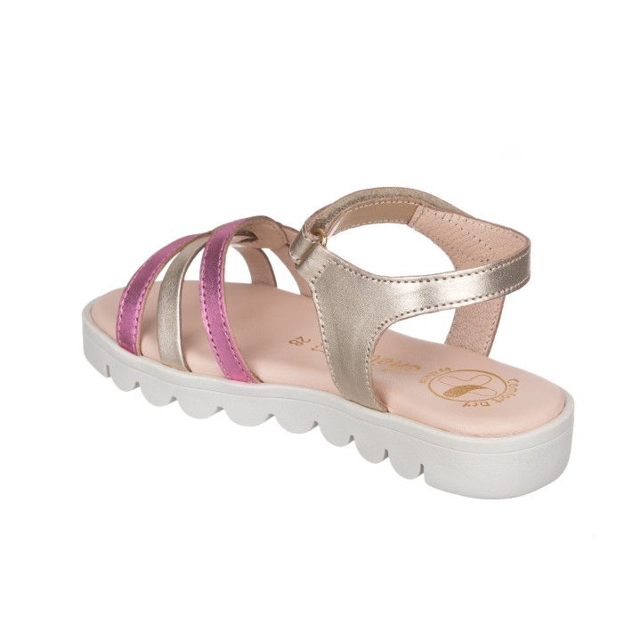 Sandalia toda en piel con suela hiper flexible.