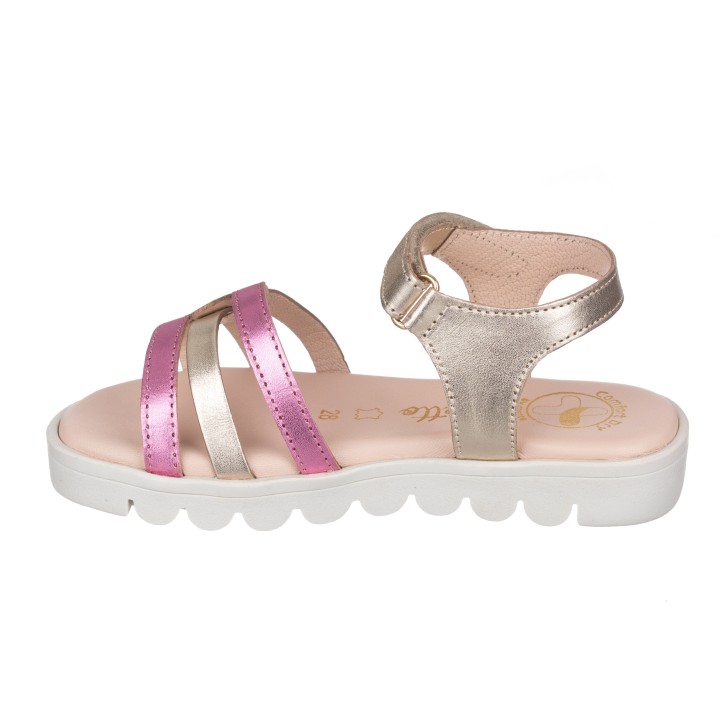 Sandalia toda en piel con suela hiper flexible.