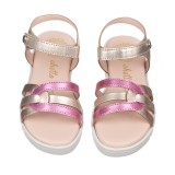 Sandalia toda en piel con suela hiper flexible.