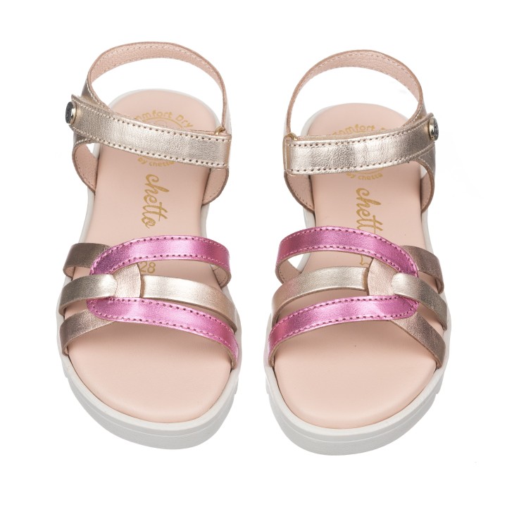 Sandalia toda en piel con suela hiper flexible.