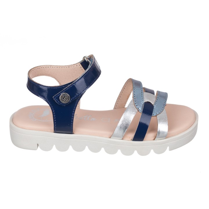 Sandalia toda en piel con suela hiper flexible.