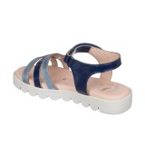 Sandalia toda en piel con suela hiper flexible.