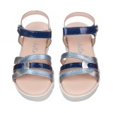 Sandalia toda en piel con suela hiper flexible.