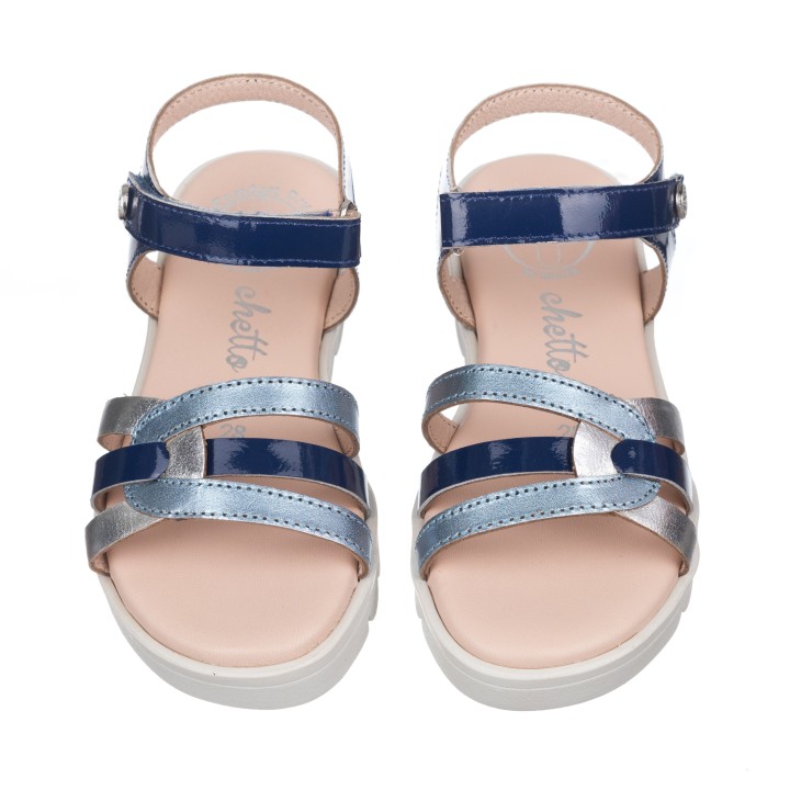 Sandalia toda en piel con suela hiper flexible.