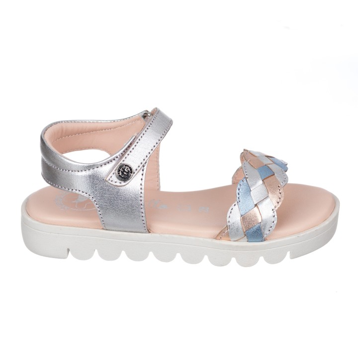 Sandalia toda en piel con suela hiper flexible.