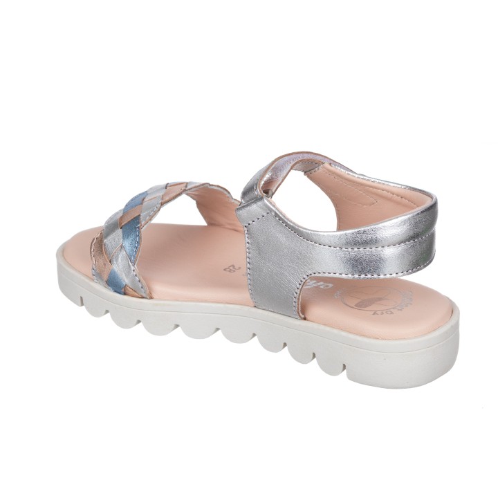 Sandalia toda en piel con suela hiper flexible.