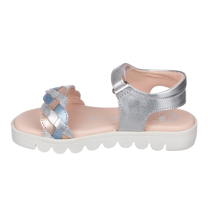 Sandalia toda en piel con suela hiper flexible.