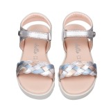 Sandalia toda en piel con suela hiper flexible.