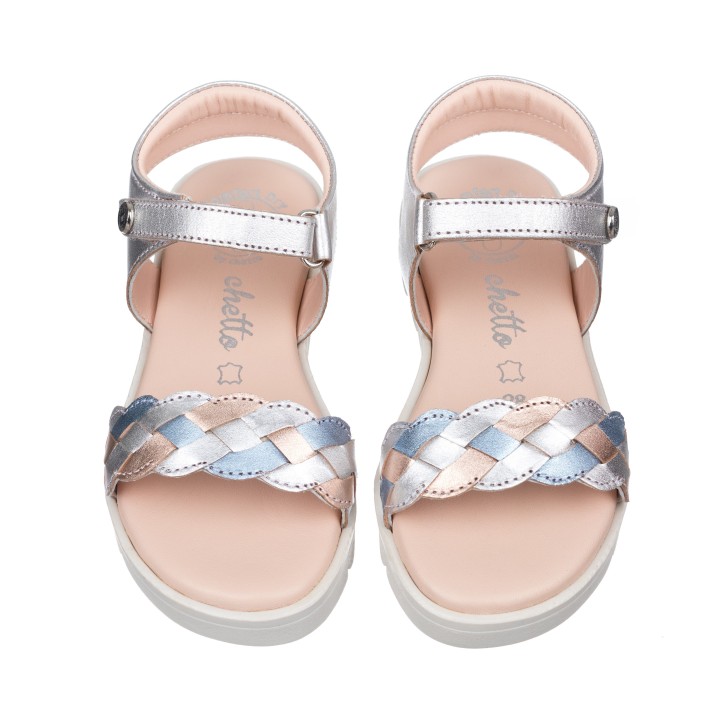 Sandalia toda en piel con suela hiper flexible.