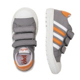 Deportivo tres velcros. Gris