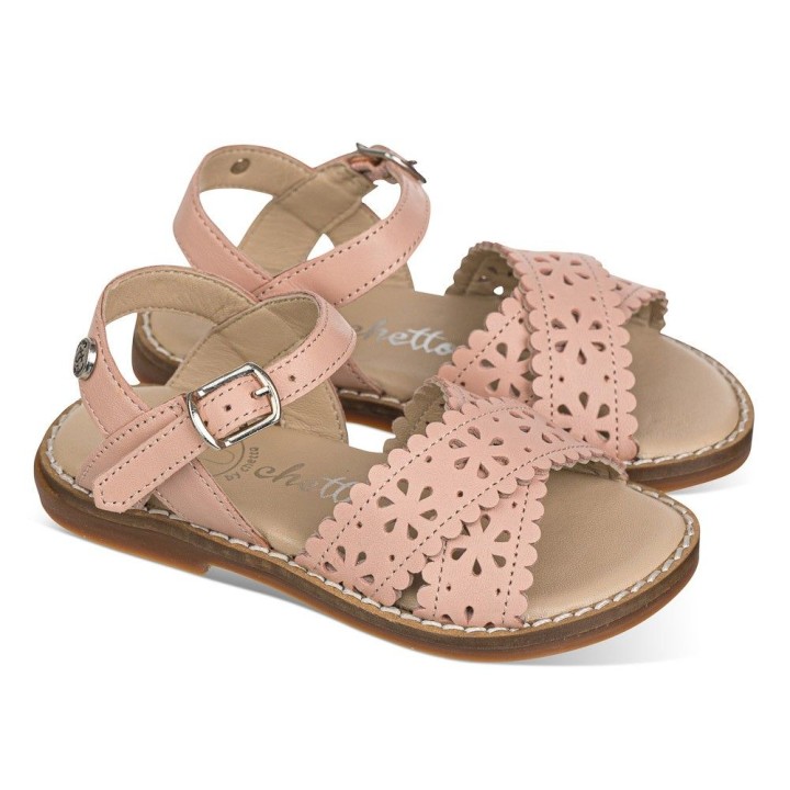 Sandalia en piel con picados en flores
