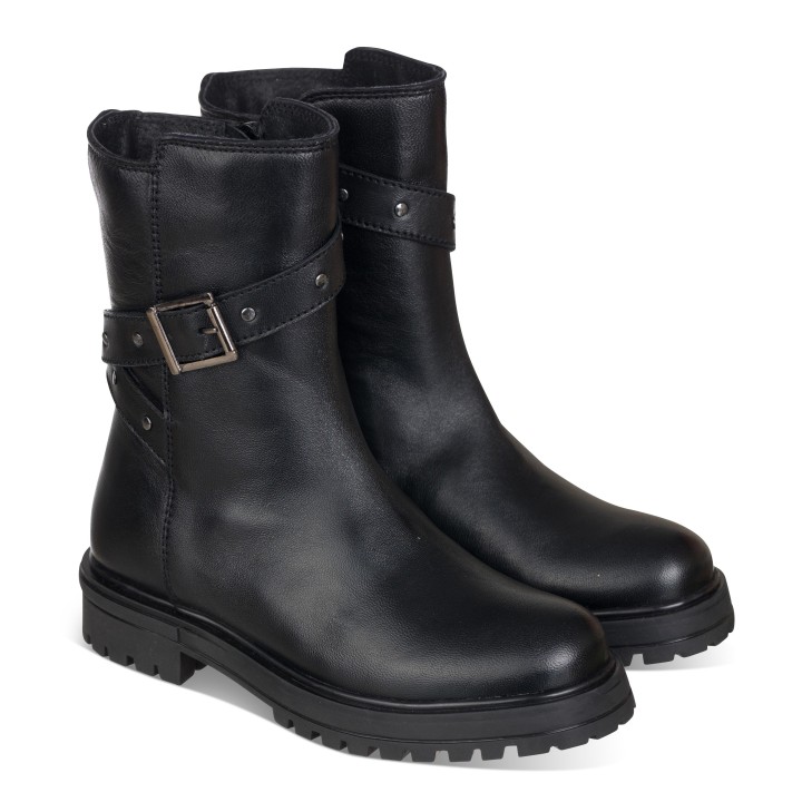Bota lisa con hebilla cruzada