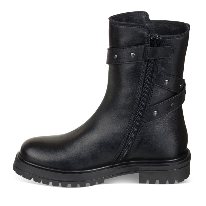 Bota lisa con hebilla cruzada