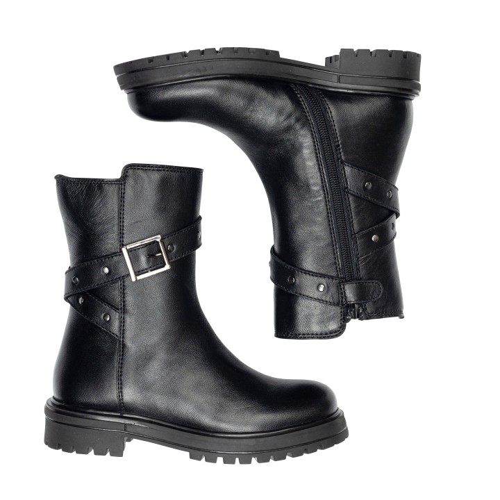 Bota lisa con hebilla cruzada