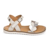 Sandalia blanca confeccionada en piel, color plata y muy moderna con detalle de corazones