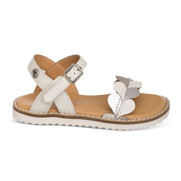 Sandalia blanca confeccionada en piel, color plata y muy moderna con detalle de corazones