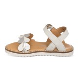 Sandalia blanca confeccionada en piel, color plata y muy moderna con detalle de corazones