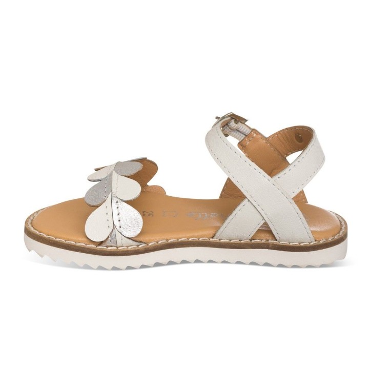 Sandalia blanca confeccionada en piel, color plata y muy moderna con detalle de corazones