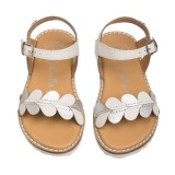 Sandalia blanca confeccionada en piel, color plata y muy moderna con detalle de corazones