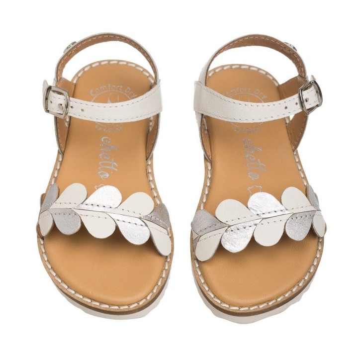 Sandalia blanca confeccionada en piel, color plata y muy moderna con detalle de corazones