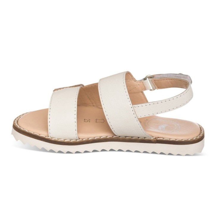 Sandalia blanca en piel con detalle de estrella color oro