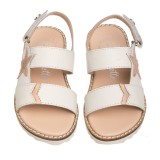 Sandalia blanca en piel con detalle de estrella color oro
