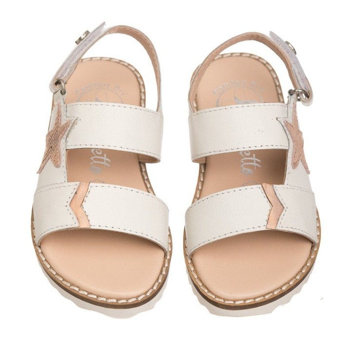 Sandalia blanca en piel con detalle de estrella color oro