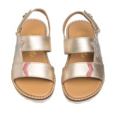 Sandalia dorada en piel con detalle de estrella color plata con purpurina