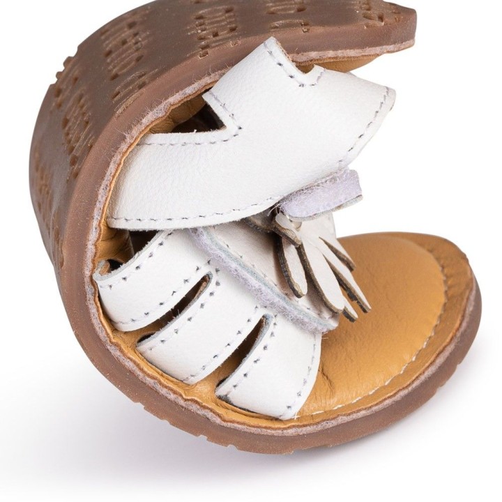 SANDALIA BAREFOOT BLANCA – FLOR EN RELIEVE Y ELEGANCIA ATEMPORAL