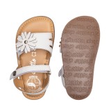 SANDALIA BAREFOOT BLANCA – FLOR EN RELIEVE Y ELEGANCIA ATEMPORAL